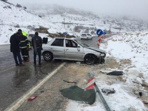 Otomobil karlı yolda takla attı: 4 yaralı