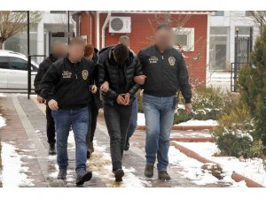 Kasadaki 200 lira için için bekçiyi iple sandalyeye bağladılar
