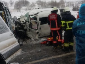 Yolcu minibüsüyle hafif ticari araç çarpıştı : 2 ölü, 16 yaralı