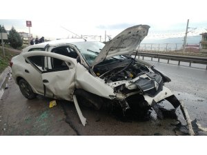 Kontrolden çıkan otomobil su kanalına girdi: 3 yaralı