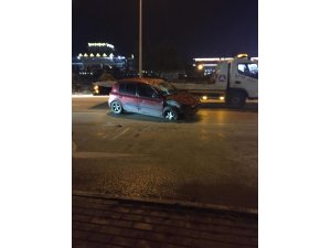 Hafif ticari araçla çarpışan otomobil takla attı: 1 yaralı