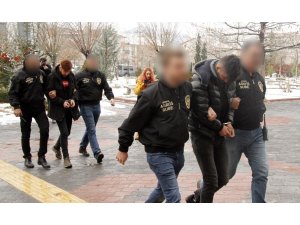 Düğün salonundaki 200 lira için bekçiyi silah zoruyla iple bağlayan zanlılar tutuklandı