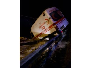 Sevkten dönen ambulans kaza yaptı: 3 yaralı