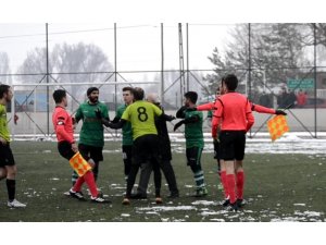Kırmızı kart gören futbolcu hakeme tokat attı