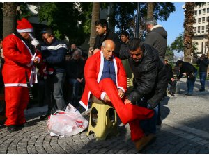 Balçova arsa mağdurlarından Noel Baba kıyafetli protesto