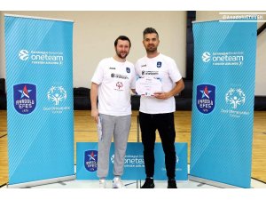 Özel sporcuların sertifikalarını Sertaç Şanlı verdi
