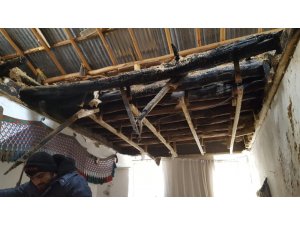 Tutuşan saman çuvallarından çıkan duman 5 kişilik aileyi zehirledi