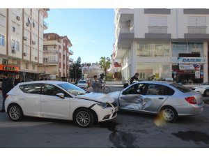 Antalya’da otomobiller çarpıştı: 1 yaralı