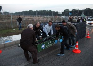 Kum yüklü kamyonun altında kalan motosikletli hayatını kaybetti