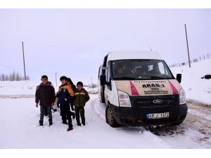 Karda mahsur kalan öğrencilerin imdadına ekipler yetişti