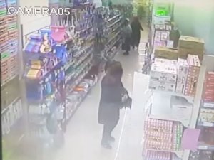 Market çalışanlarının çantasını çalan 4 hırsız kameraya yakalandı