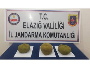 Toprağa gömülü 3,5 kilo esrar ele geçirildi