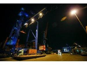 İzmir Limanı'ndan yılın son ihracatı Orta Doğu'ya