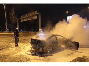 Küle dönen aracını tekmeledi