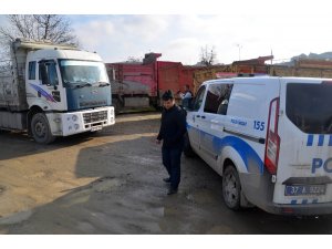 Kamyon garajından oto teyp çalıp kayıplara karıştılar