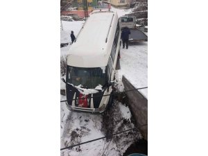 Minibüs duvarda asılı kaldı