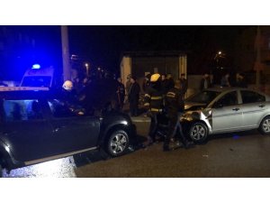 Otomobil ile hafif ticari araç çarpıştı: 4 Yaralı