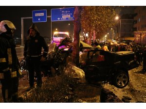 Denizli'de otomobil ağaca çarptı: 1 ölü, 3 yaralı