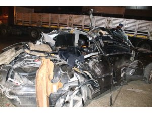 Lüks otomobil park halindeki tıra çarptı; 1 ölü 2 yaralı