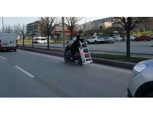 Motosikletle trafikte merdiven taşıdılar
