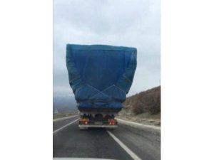 Manisa’da kamyonun tehlikeli yolculuğu