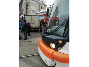 Kamyonet önce tramvayla çarpıştı, sonra iş yerine girdi