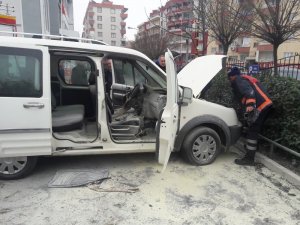 Siirt’te park halindeki araç alev aldı