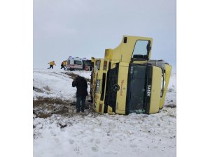 Buzlu yolda yoldan çıkan tır devrildi: 1 yaralı