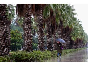 Antalya'da sağanak etkili oluyor
