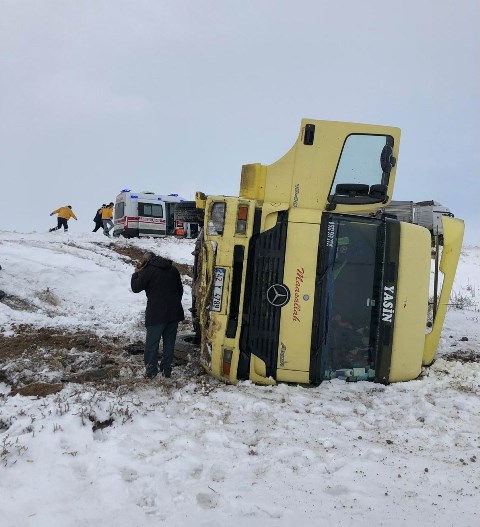 Buzlu yolda yoldan çıkan tır devrildi: 1 yaralı