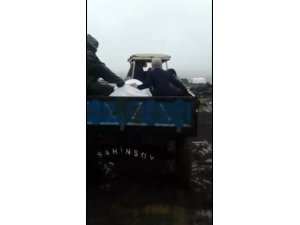 Yol olmayınca, cenaze traktör römorkunda mezarlığa götürüldü