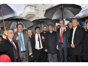 Esen, ilk seçim ofisini açtı