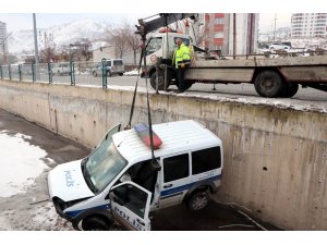Şüpheli aracı kovalayan polis otosu kanala düştü: 2 yaralı