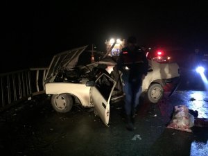 Bariyerlere çarpan Şahin marka otomobil kağıt gibi yırtıldı