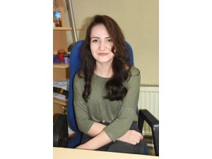 Sokak köpeğini şalıyla ısıttı