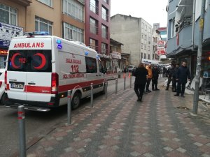 Kavga eden öğrencileri ayırmak isteyen esnaf bıçaklandı