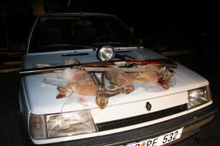 Projektörle yaban tavşanı avlayan 3 kişi yakalandı