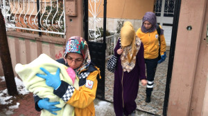 Eşini ve 7 aylık bebeğini darp etti