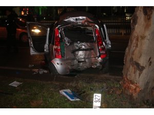 İzmir’de elektrik direğine çarpan araçta 1 kişi öldü, 2 kişi yaralandı