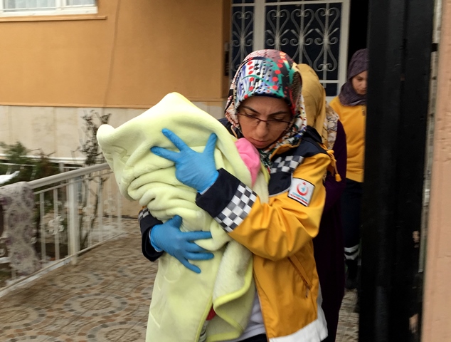 Eşini ve 7 aylık bebeğini darbettiği iddiası
