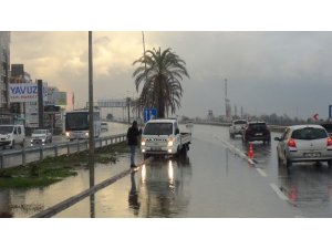 Antalya D-400 Karayolundaki su birikintileri kazaya neden oldu