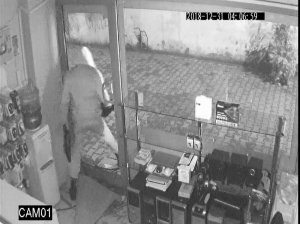 20 saniyede bilgisayar dükkanından 3 laptop çaldı