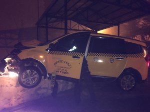 Ticari taksi duvara çarptı: 1 Yaralı