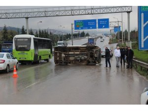 Minibüs durakta bekleyen kadına çarptı: 1 yaralı