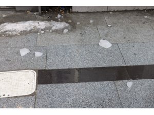 Saçaktan düşen buz kütlesi yaraladı