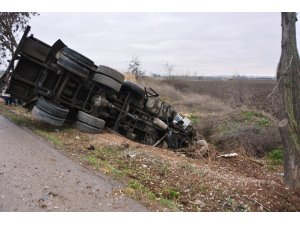 Biga’da süt kamyonu devrildi