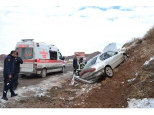 Otomobil toprak alana çarptı: 1’i ağır 2 yaralı