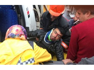 Kamyonet tıra çarptı: 2 yaralı