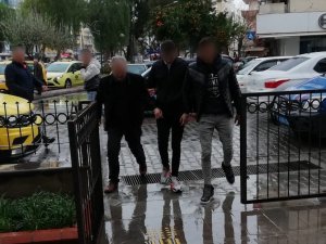 Çaldıkları elbiselerle yakalandılar