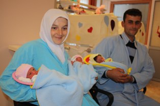 İkiz babanın üçüz bebekleri dünyaya geldi